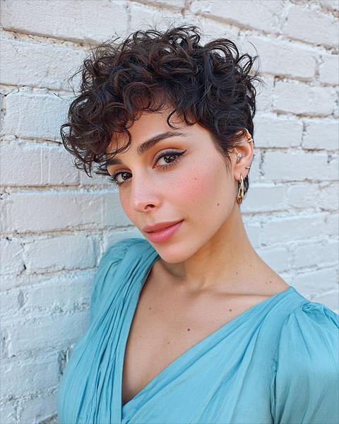 Kręcona fryzura pixie z objętością na czubku głowy Kręcona fryzura pixie z objętością na czubku głowy