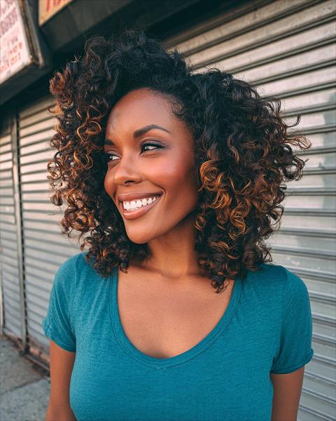 Loki zaczesane na bok z elastycznością Loki zaczesane na bok z elastycznością