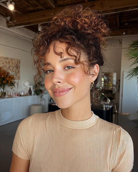 Luźny kręcony kok z miękkimi pasmami Luźny kręcony kok z miękkimi pasmami