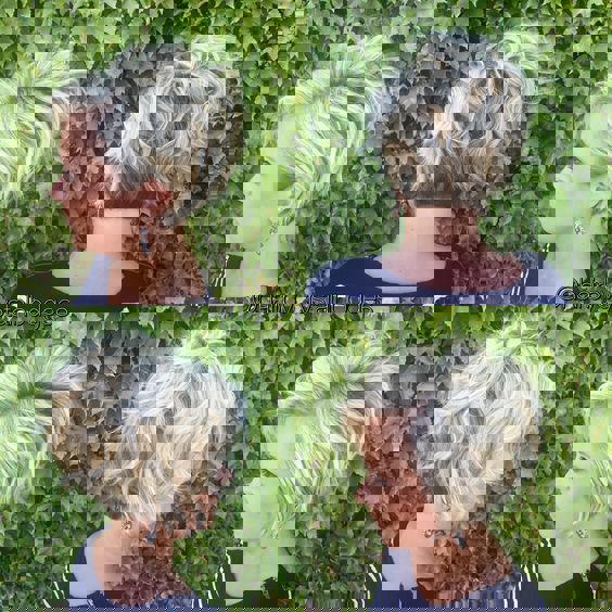 Fantastyczne falowane włosy na nieco rozczochranej odwróconej fryzurze bob w neutralnych odcieniach blondu Fantastyczne falowane włosy na nieco rozczochranej odwróconej fryzurze bob w neutralnych odcieniach blondu