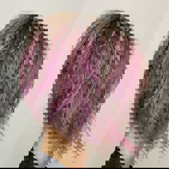 Gotowy na imprezę balayage w odcieniach beżu i śliwkowego różu na chaotycznym, odwróconym bobie. Gotowy na imprezę balayage w odcieniach beżu i śliwkowego różu na chaotycznym, odwróconym bobie.