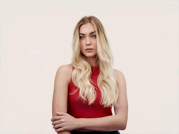 Najlepsze fryzury na długie blond włosy w 2025 roku