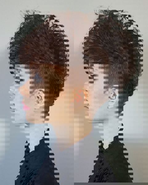 13. Damski undercut w pełnym objętości, stylowym pixie – krótka fryzura dla pań 13. Damski undercut w pełnym objętości, stylowym pixie – krótka fryzura dla pań