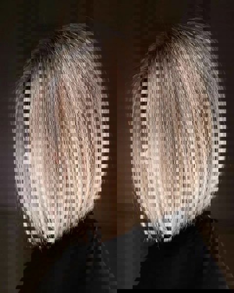 15. Fantastyczna, prosta fryzura typu bob z delikatnymi, pionowymi pasemkami i blond ombré 15. Fantastyczna, prosta fryzura typu bob z delikatnymi, pionowymi pasemkami i blond ombré