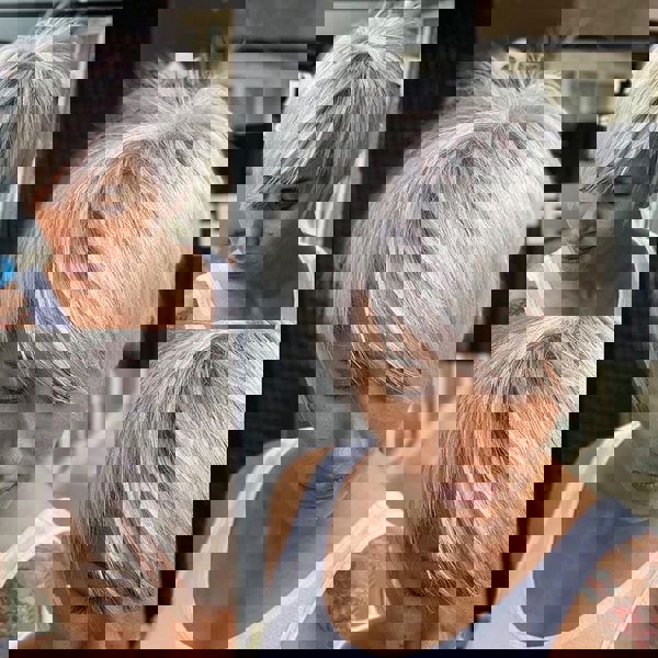 20. Długie pixie cięcie w kolorze popielatej bieli z mnóstwem tekstury 20. Długie pixie cięcie w kolorze popielatej bieli z mnóstwem tekstury