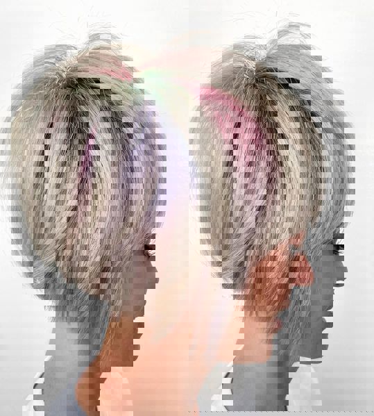 3. Eleganckie, fantazyjne kolory na krótki bob w odcieniach popielatego blondu – krótkie fryzury dla kobiet 3. Eleganckie, fantazyjne kolory na krótki bob w odcieniach popielatego blondu – krótkie fryzury dla kobiet