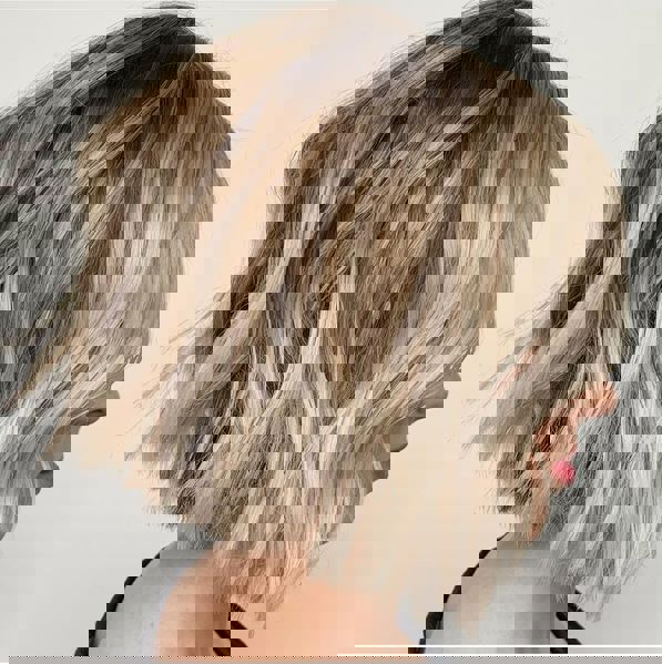 8. Krótki bob z delikatnymi warstwami w neutralnych blond odcieniach dla cienkich włosów 8. Krótki bob z delikatnymi warstwami w neutralnych blond odcieniach dla cienkich włosów