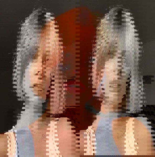 9. Bob w dwóch odcieniach: jasny kasztan i blady blond, z grzywką 9. Bob w dwóch odcieniach: jasny kasztan i blady blond, z grzywką