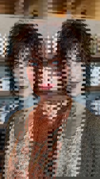 Cieniowane fale kasztanowe z delikatną grzywką