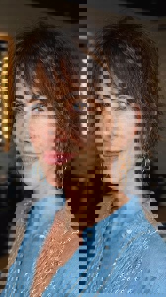 Dynamiczne cięcie wolf w kasztanowym odcieniu wzbogacone delikatnymi refleksami