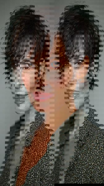 Elegancki, brązowy pixie z delikatną grzywką