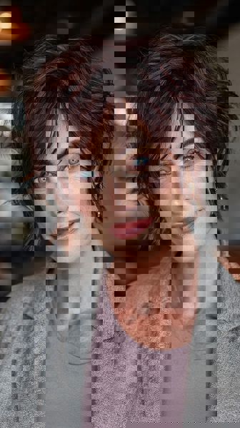 Gładko wykończona fryzura w kolorze kasztanowym w stylu 