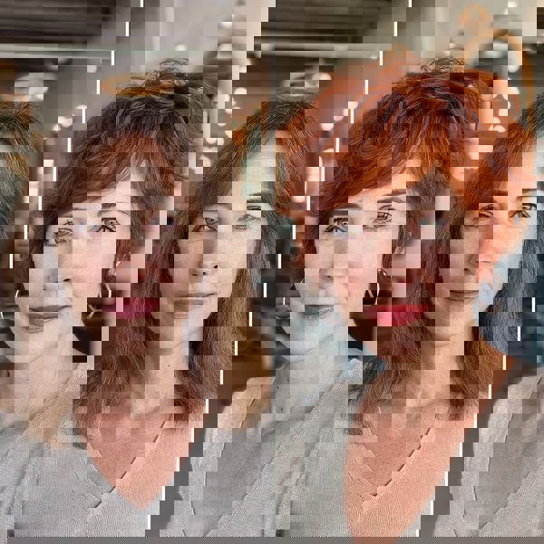 Jasna, miedziana, warstwowa fryzura typu pixie z delikatnymi falami