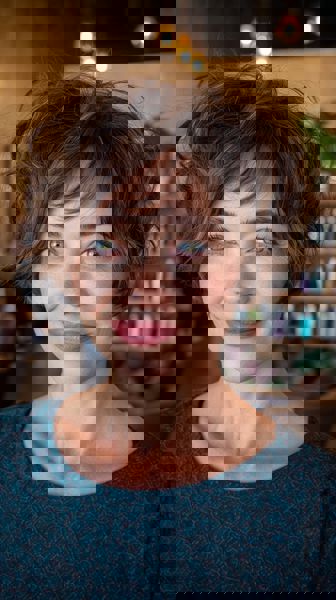 Lekko falowany czekoladowy bob z promiennymi refleksami