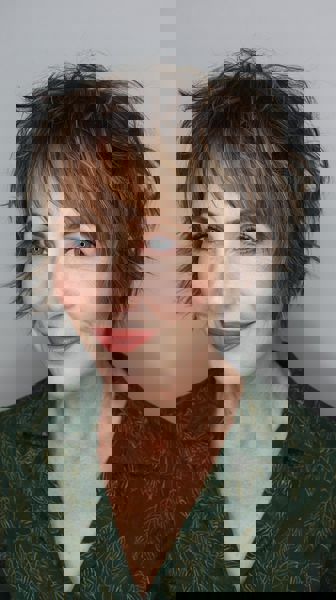 Pofalowany bob z lekkimi, postrzępionymi grzywkami