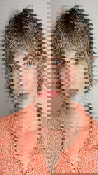 Srebrzysto-blond fryzura shag z piórkowaną grzywką