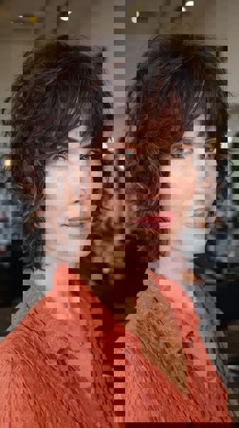 Stylowy czekoladowo-brązowy shag z lokowanymi grzywkami