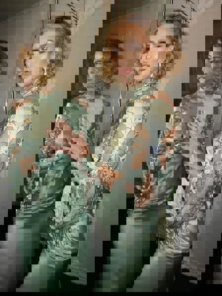 Nowa fryzura Kate Hudson to kwintesencja starego Hollywood, idealna na sezon imprezowy Nowa fryzura Kate Hudson to kwintesencja starego Hollywood, idealna na sezon imprezowy