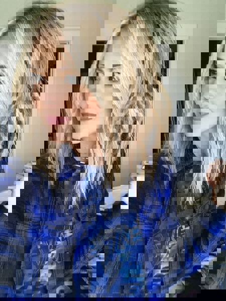 Nowoczesne średniej długości fryzury z warstwami w stonowanym blondzie