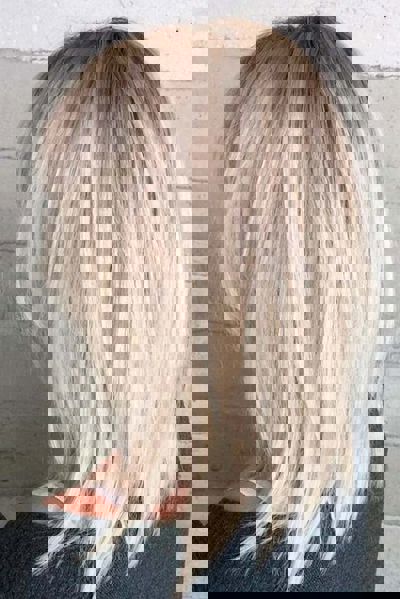 Prosty bob o odcieniu owsianego blondu z delikatnymi, jasnobrązowymi odrostami.