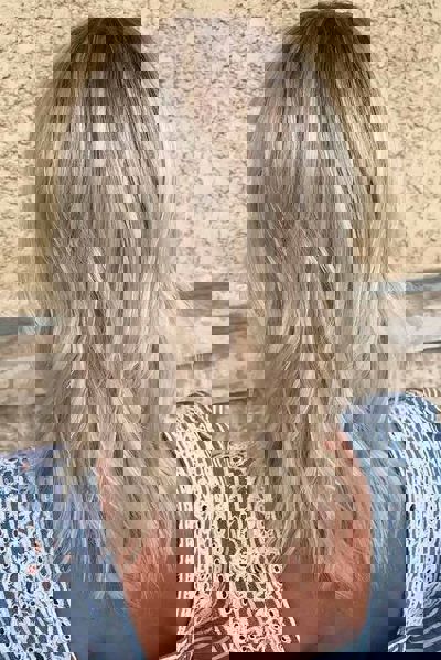 Urocza fryzura dla dzieci z blond włosami: średniej długości, lekko falowane.