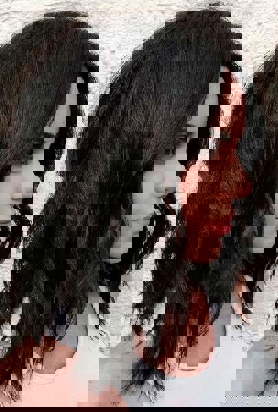 Zmysłowy, czarny falisty bob z przedziałkiem na środku