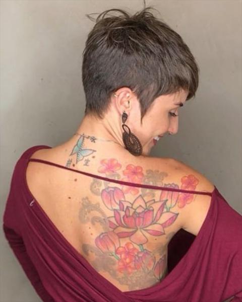 Proste, czyste linie krótkiej fryzury pixie doskonale podkreślają tatuaże. Proste, czyste linie krótkiej fryzury pixie doskonale podkreślają tatuaże.